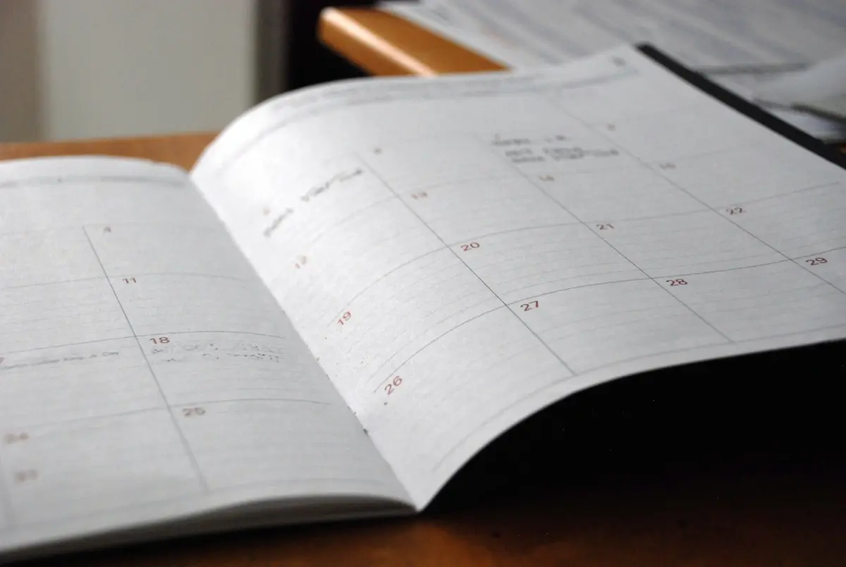 Agenda abierta sobre un escritorio