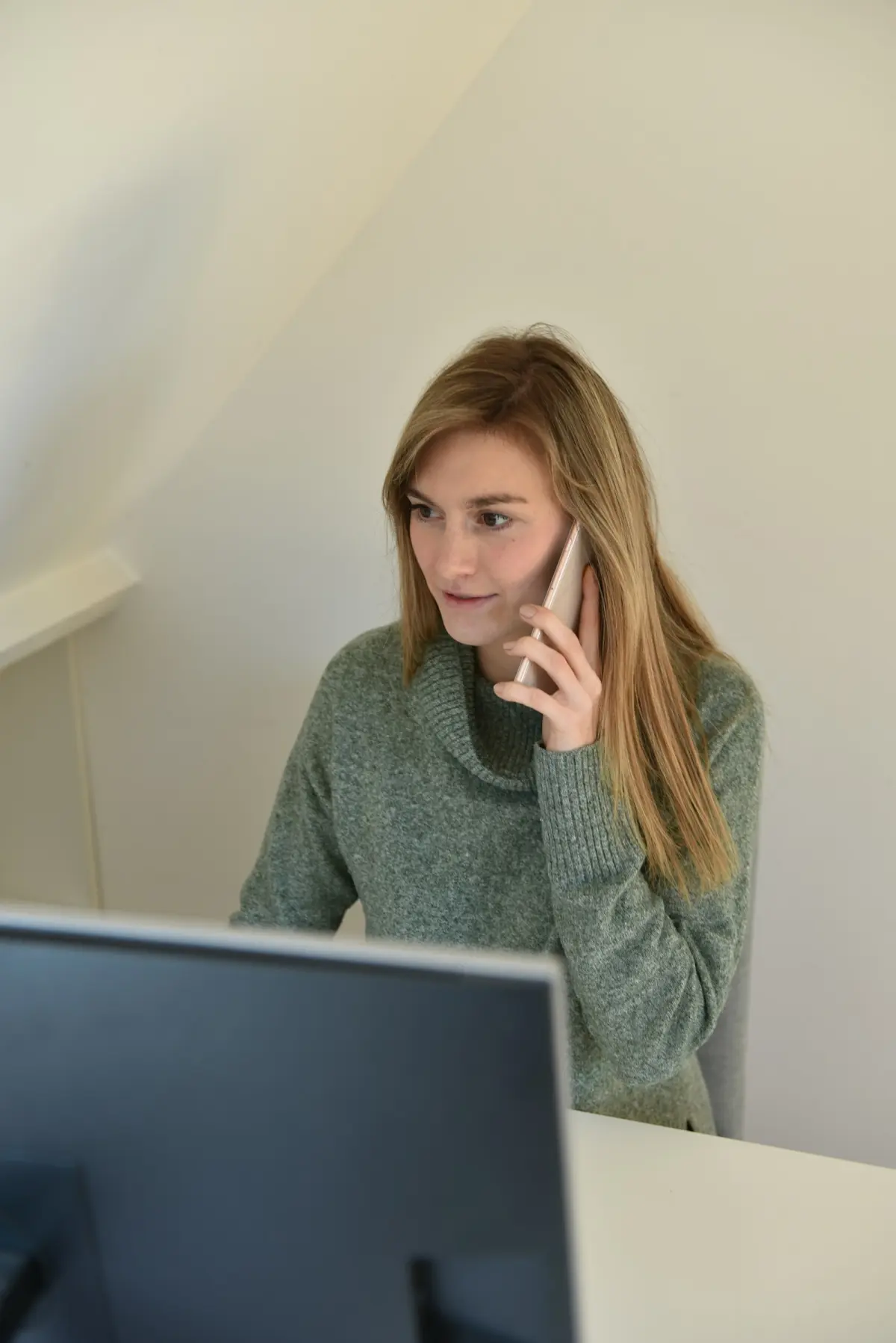 Persona respondiendo una consulta desde su escritorio